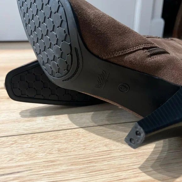 LIKE NEW * Mossimo Brown Suede Ankle Boots - Picture 5 of 5